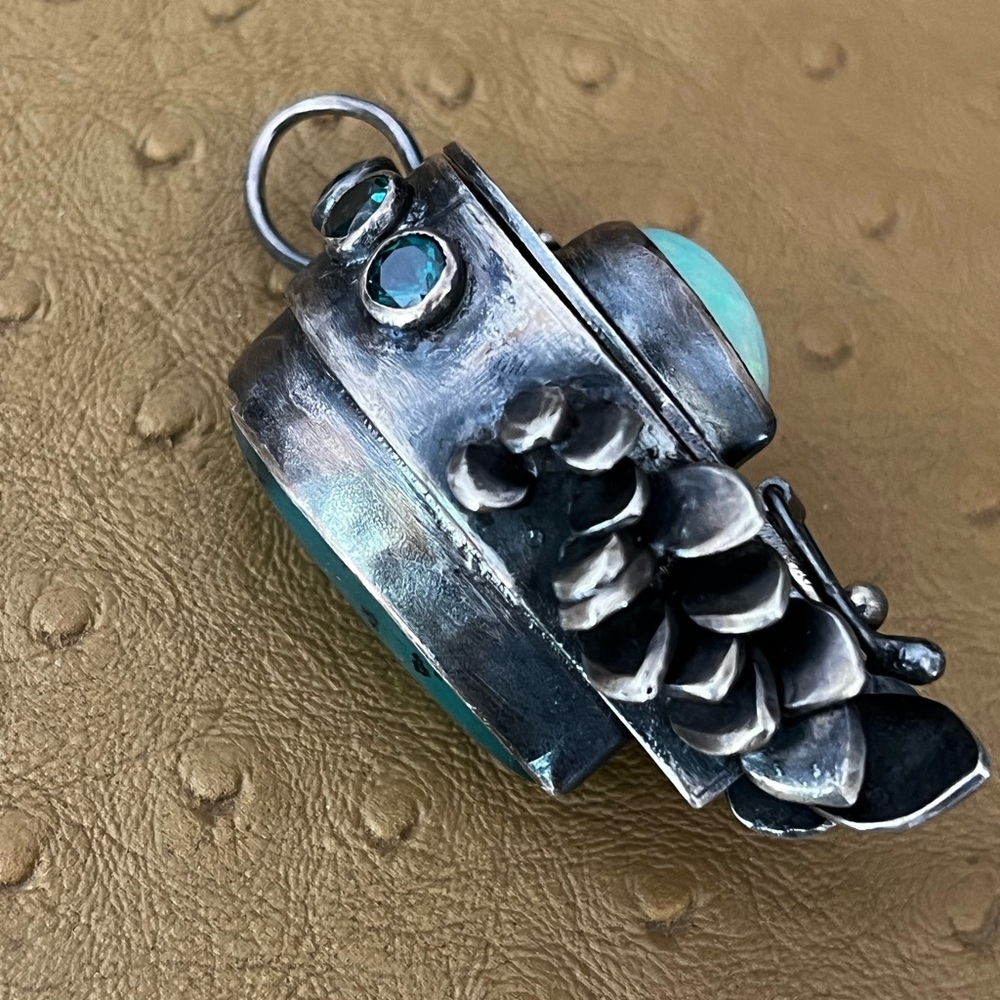 Handcrafted one of a kind Silver and Opal chrysoprase treasure box pendant - Picture 7 of 9